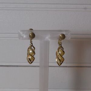 Vintage SA.C Sarah Coventry Screw back gold tone dangle earrings‎ pearl